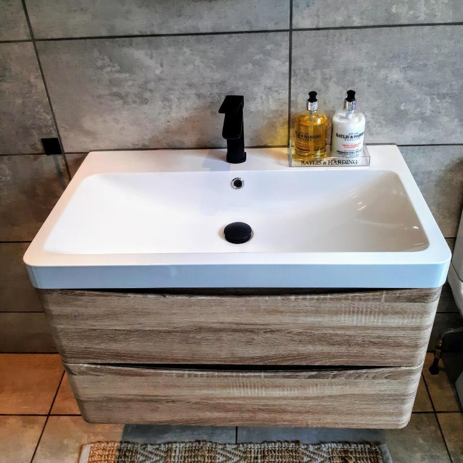 Seagrass Studio Apartment Скарбъро Екстериор снимка