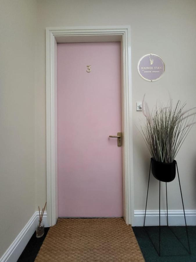Seagrass Studio Apartment Скарбъро Екстериор снимка