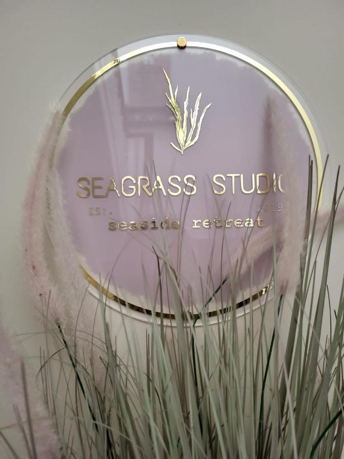 Seagrass Studio Apartment Скарбъро Екстериор снимка
